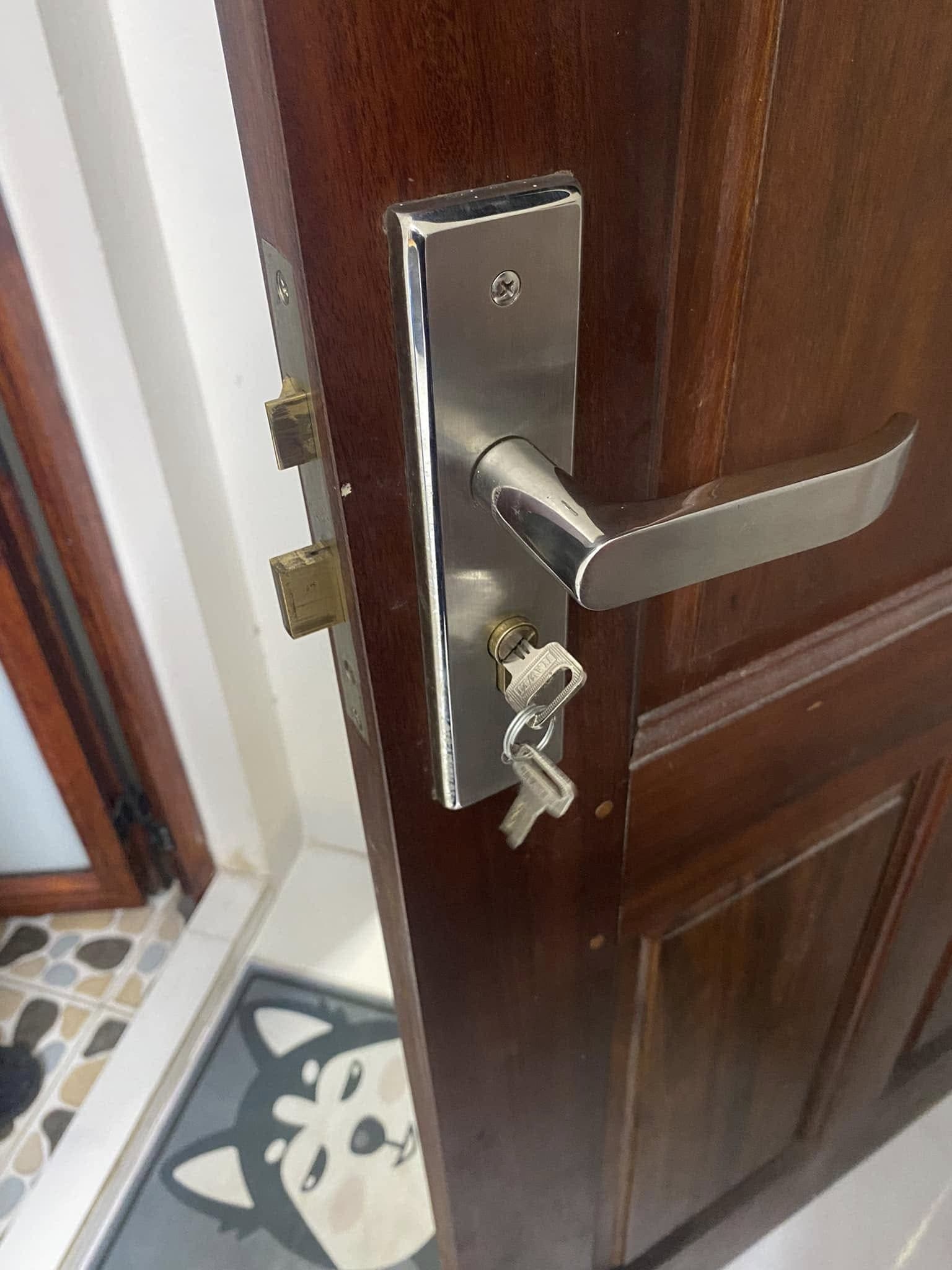 Khóa tay gạt cửa gỗ