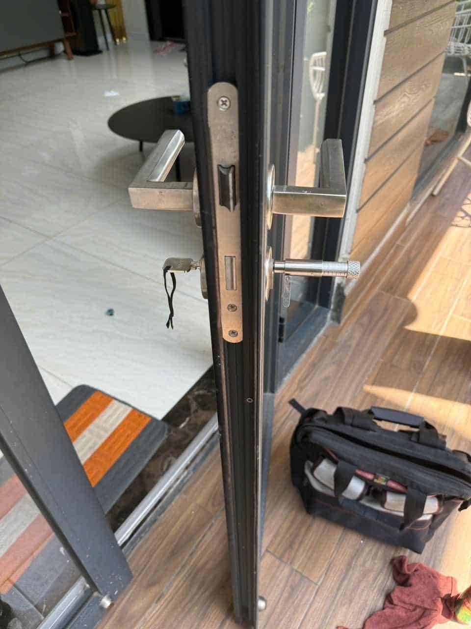 Khóa tay gạt cửa kính