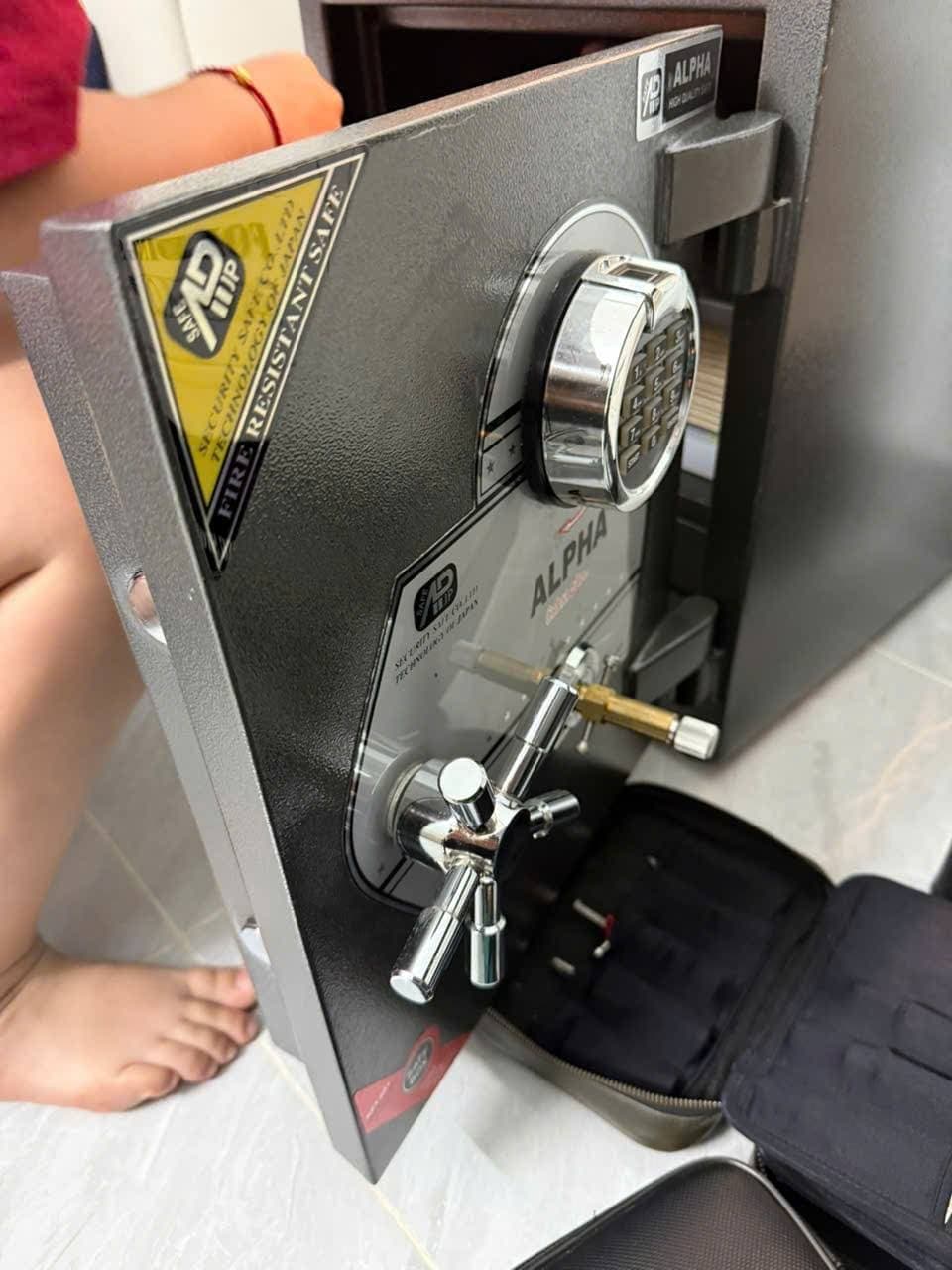 Cơ cấu két sắt bị kẹt