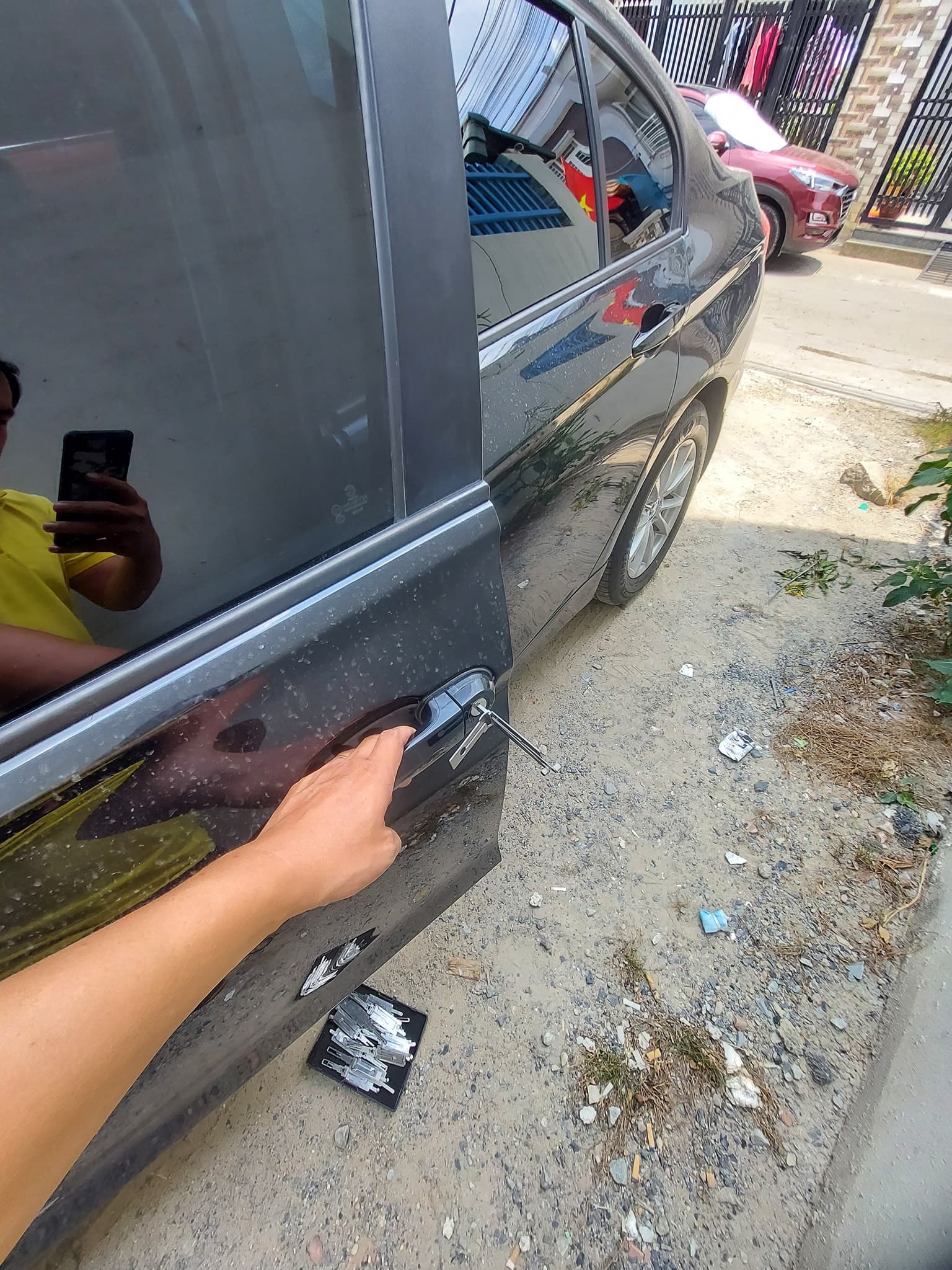 Mở khóa cửa xe ô tô