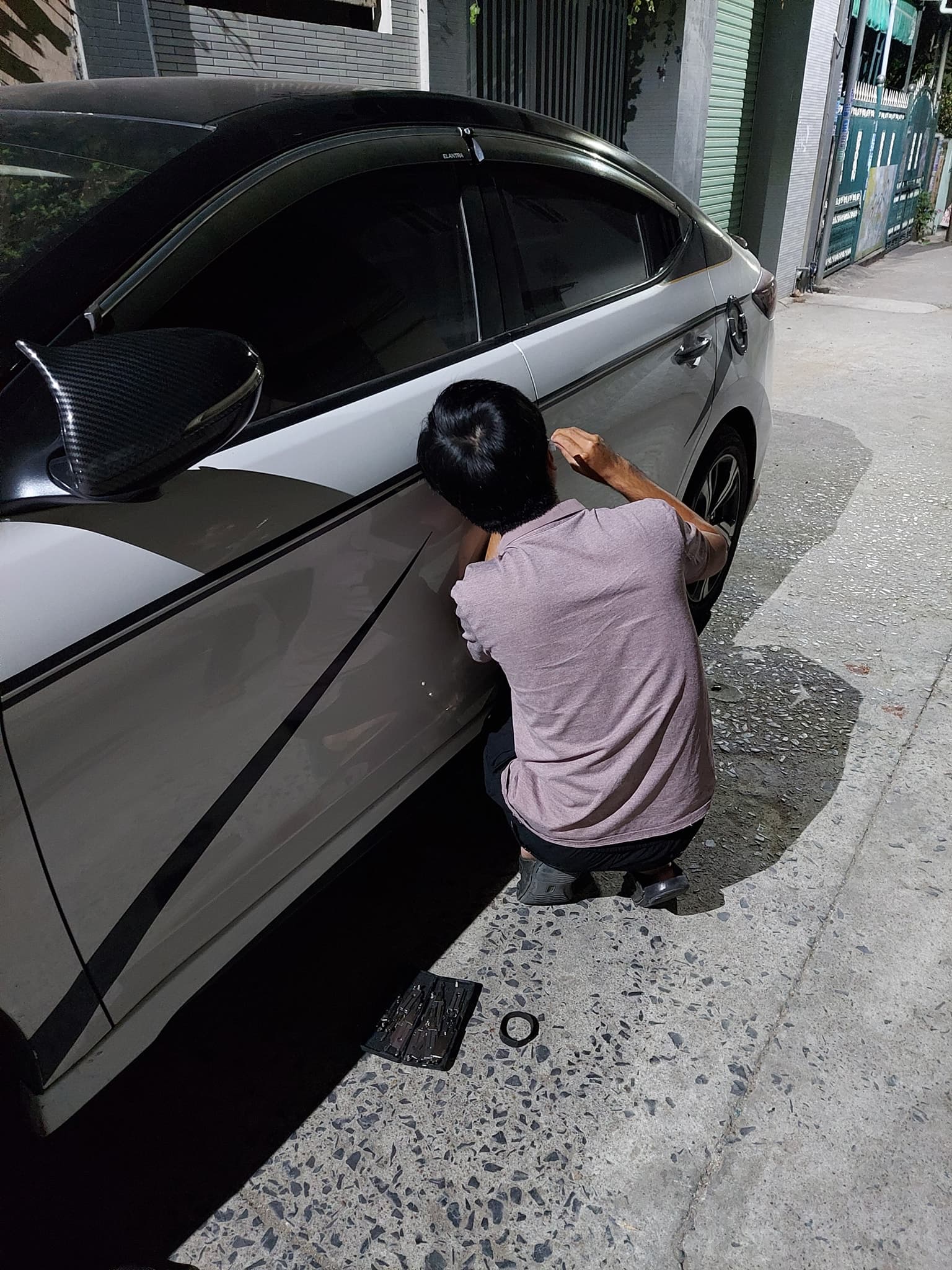 Quên chìa khóa trong xe