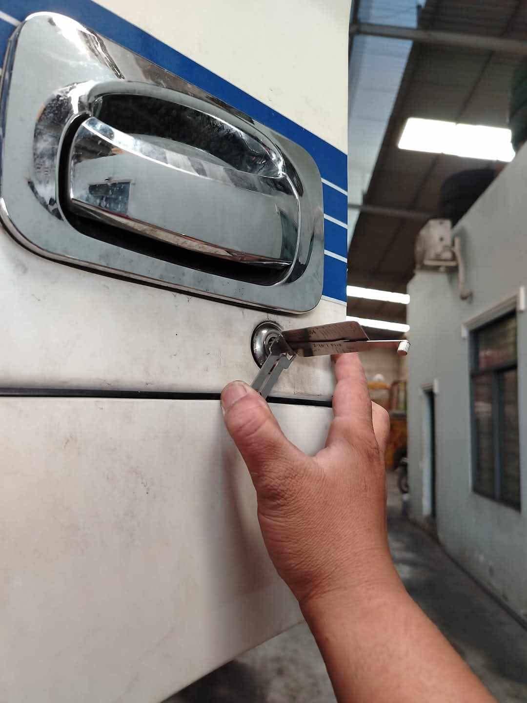 Mở khóa cửa xe tải